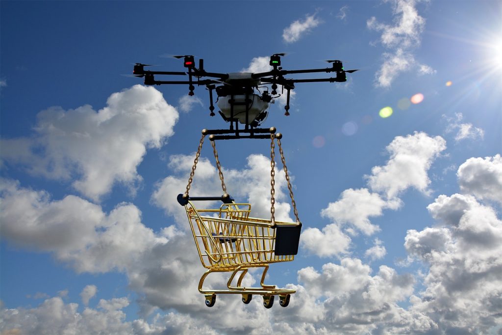 Envío de paquetes y la cesta de la compra con el dron